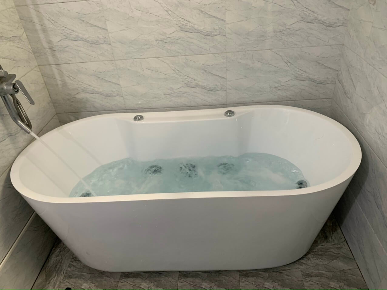 Không lắp đặt vòi, gắn massage có được không?